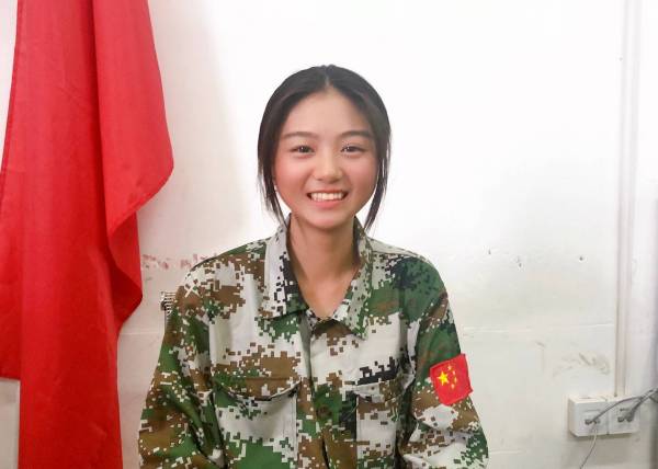 軍訓采訪 | 操場(chǎng)上(shàng)最亮(liàng)麗(lì)的(de)風(fēng)景線來(lái)啦~