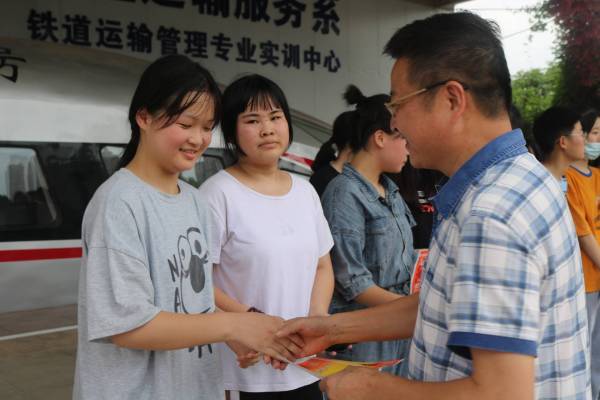 我校(xiào)舉行(xíng)2019-2020學年(nián)下(xià)學期期中考試總結表彰大(dà)會(huì)