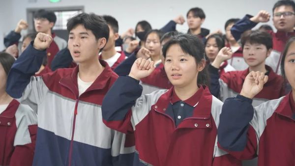【德育】青春誓言 響徹校(xiào)園 —— 我校(xiào)舉行(xíng)新團員(yuán)入團儀式