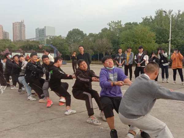 凝心聚力，團結奮進——拔河(hé)比賽激烈開(kāi)賽