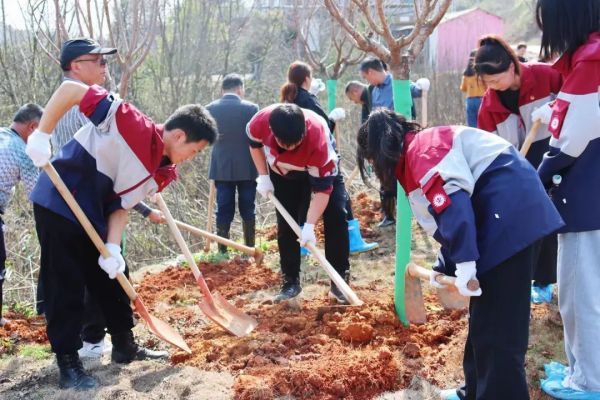 【德育】履行(xíng)植樹(shù)義務 共建美(měi)麗(lì)渌口——我校(xiào)學生(shēng)參加渌口區(qū)義務植樹(shù)基地(dì)活動
