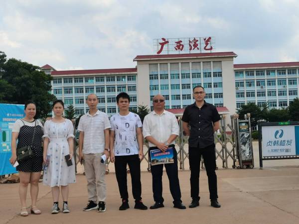 我校(xiào)2018級中高(gāo)職畢業(yè)班學生(shēng)代表及家(jiā)長(cháng)代表實地(dì)考察廣西(xī)演藝職業(yè)學院