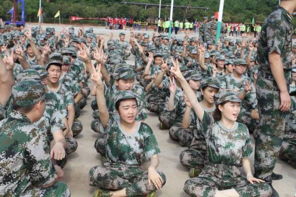 往屆軍訓風(fēng)采回顧 | 我們軍訓那(nà)會(huì)兒(ér)
