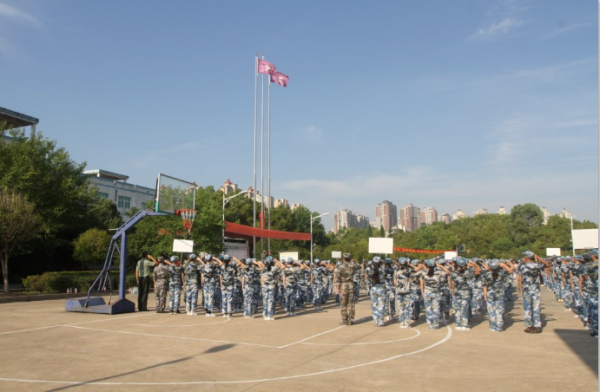 【直擊軍訓】強身(shēn)健體(tǐ)怎樣行(xíng)，開(kāi)始軍訓就(jiù)能(néng)行(xíng)！軍訓開(kāi)營儀式進行(xíng)時(shí)！