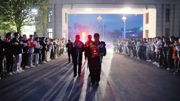 【快(kuài)訊】我校(xiào)師(shī)生(shēng)熱(rè)烈歡迎國(guó)賽獲獎學生(shēng)和(hé)指導老(lǎo)師(shī)回校(xiào)
