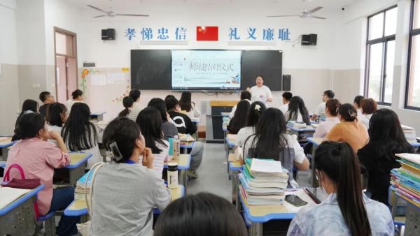 【教研】躬耕教壇 薪火(huǒ)相(xiàng)傳——株洲鐵(tiě)航衛生(shēng)學校(xiào)2023年(nián)“青藍(lán)工(gōng)程”師(shī)徒結對(duì)儀式