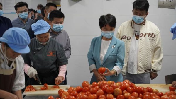 【快(kuài)訊】嚴格食品管理(lǐ) 守護舌尖安全——市(shì)政協副主席周雪(xuě)輝率隊督導我校(xiào)食品安全工(gōng)作(zuò)