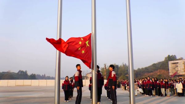 【快(kuài)訊】株洲鐵(tiě)航衛生(shēng)學校(xiào)隆重舉行(xíng)2025年(nián)第一(yī)次升旗儀式