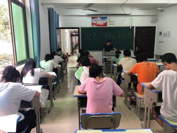 我校(xiào)舉行(xíng)2020屆“對(duì)口高(gāo)考實驗班”新生(shēng)入學考試
