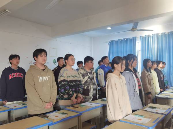 【入團儀式】青春之中國(guó)，在我少(shǎo)年(nián)！我校(xiào)舉行(xíng)新團員(yuán)入團儀式！