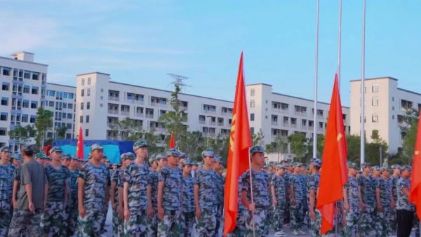 【畫(huà)卷】嘿！同學，你(nǐ)站(zhàn)軍姿的(de)樣子(zǐ)真好(hǎo)看(kàn)！