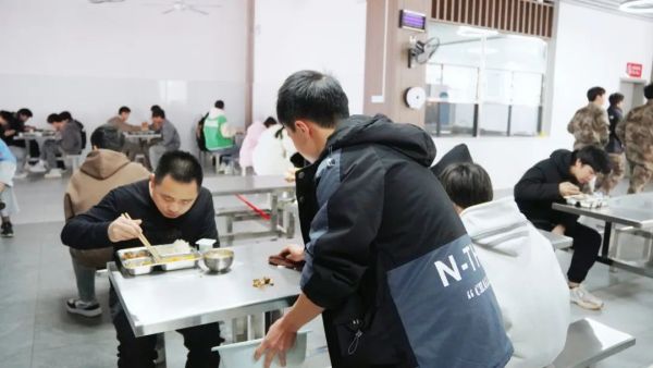 【德育】你(nǐ)勞動的(de)樣子(zǐ)最美(měi) | 我校(xiào)設立“勤工(gōng)儉學”崗位助力學子(zǐ)健康成長(cháng)