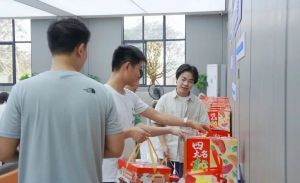 【快(kuài)訊】情暖中秋 愛(ài)在鐵(tiě)航——株洲鐵(tiě)航衛生(shēng)學校(xiào)為(wèi)全體(tǐ)教職工(gōng)發放(fàng)中秋福利啦！