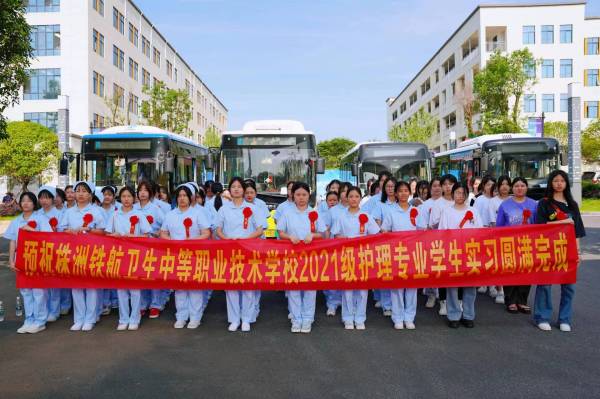 【快(kuài)訊】攜手青春夢 起航奔前程——我校(xiào)教師(shī)歡送2021級護理(lǐ)專業(yè)學子(zǐ)奔赴實習(xí)崗位