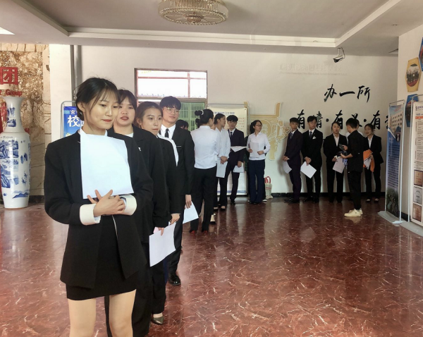 我校(xiào)17級畢業(yè)生(shēng)參加深圳地(dì)鐵(tiě)面試