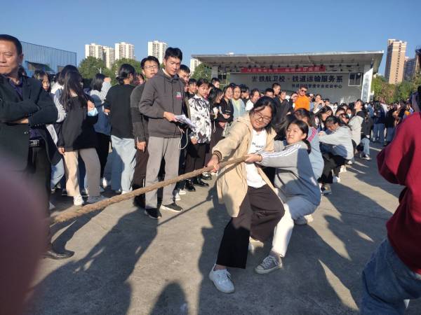 一(yī)根繩，一(yī)條心——拔河(hé)比賽，激戰正酣
