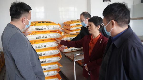 市(shì)政協副主席周雪(xuě)輝率隊督導我校(xiào)食品安全工(gōng)作(zuò) (4)