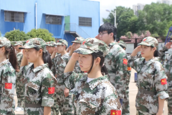 【軍訓第二天】點亮(liàng)鐵(tiě)航衛校(xiào),開(kāi)啓我們新的(de)人(rén)生(shēng)