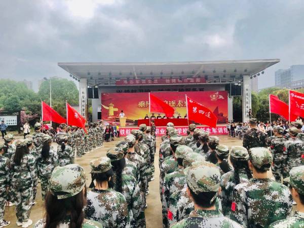 “彙報(bào)演出”+“感恩教育”+“結營慶演” 這(zhè)個(gè)軍訓結營真不(bù)一(yī)般！